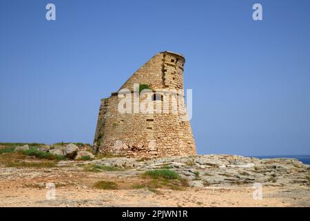 Wachturm gegen Piraten, gemeinhin als Sarazen-Turm bezeichnet, entlang der Küste von Salento zwischen Castro und Santa Cesarea Terme, Apulien, Italien, Europäisch Stockfoto
