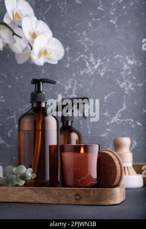 Umweltfreundliches Haushaltskonzept mit natürlichen Reinigungswerkzeugen und -Produkten. Stockfoto