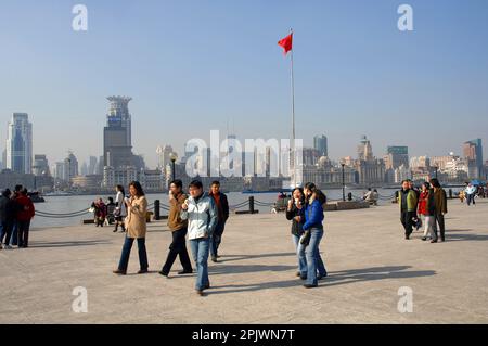 Das Viertel Pudong, das Finanzzentrum von China, parkt auf dem Fluss und bietet einen Blick auf den Bund und die Stadt. Shanghai, China, Asien Stockfoto