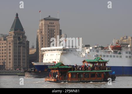 Das Viertel Pudong, das Finanzzentrum von China, parkt auf dem Fluss und bietet einen Blick auf den Bund und die Stadt. Shanghai, China, Asien Stockfoto