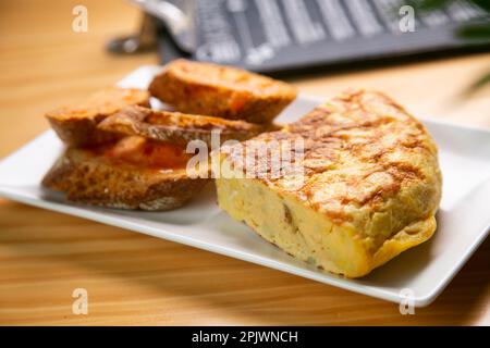 Tortillas de patatas traditionelles spanisches Rezept mit Zucchini und Eiern. Stockfoto