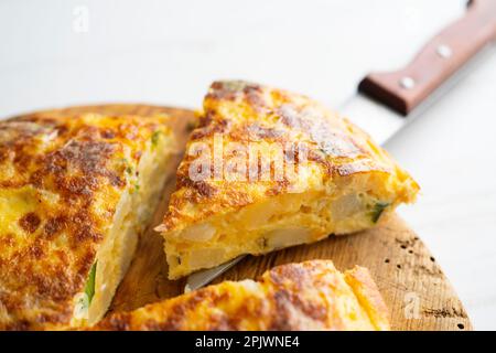 Tortillas de patatas traditionelles spanisches Rezept mit Zucchini und Eiern. Stockfoto