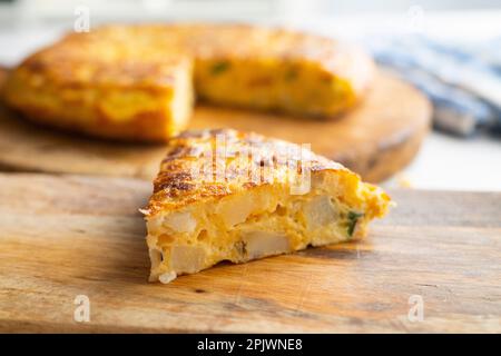 Tortillas de patatas traditionelles spanisches Rezept mit Zucchini und Eiern. Stockfoto