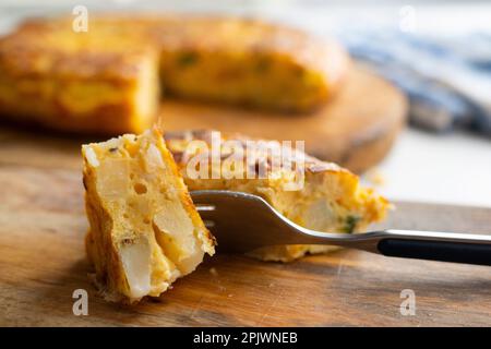 Tortillas de patatas traditionelles spanisches Rezept mit Zucchini und Eiern. Stockfoto