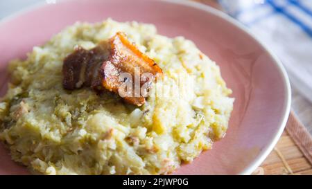 Das Trinxat de la Cerdanya ist ein typisch katalanisches Gericht, das aussieht wie eine kleine Tortilla gemischt mit Kohl, Schweinebauch und Kartoffeln. Stockfoto