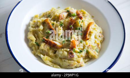 Das Trinxat de la Cerdanya ist ein typisch katalanisches Gericht, das aussieht wie eine kleine Tortilla gemischt mit Kohl, Schweinebauch und Kartoffeln. Stockfoto