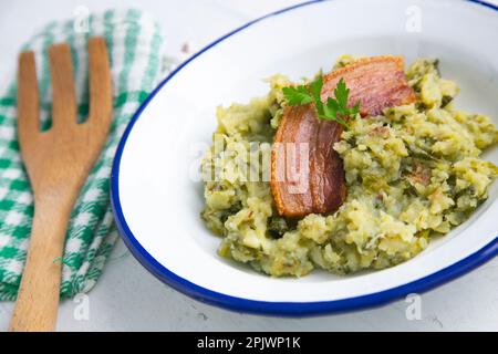 Das Trinxat de la Cerdanya ist ein typisch katalanisches Gericht, das aussieht wie eine kleine Tortilla gemischt mit Kohl, Schweinebauch und Kartoffeln. Stockfoto