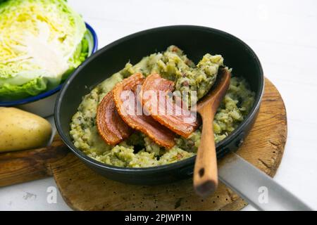 Das Trinxat de la Cerdanya ist ein typisch katalanisches Gericht, das aussieht wie eine kleine Tortilla gemischt mit Kohl, Schweinebauch und Kartoffeln. Stockfoto