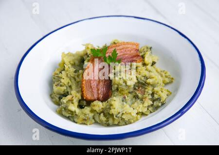 Das Trinxat de la Cerdanya ist ein typisch katalanisches Gericht, das aussieht wie eine kleine Tortilla gemischt mit Kohl, Schweinebauch und Kartoffeln. Stockfoto