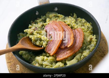 Das Trinxat de la Cerdanya ist ein typisch katalanisches Gericht, das aussieht wie eine kleine Tortilla gemischt mit Kohl, Schweinebauch und Kartoffeln. Stockfoto