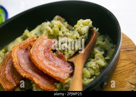 Das Trinxat de la Cerdanya ist ein typisch katalanisches Gericht, das aussieht wie eine kleine Tortilla gemischt mit Kohl, Schweinebauch und Kartoffeln. Stockfoto