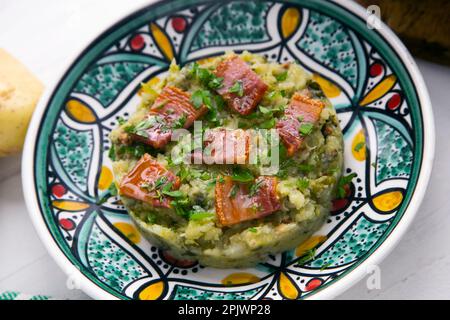 Das Trinxat de la Cerdanya ist ein typisch katalanisches Gericht, das aussieht wie eine kleine Tortilla gemischt mit Kohl, Schweinebauch und Kartoffeln. Stockfoto