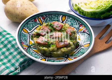 Das Trinxat de la Cerdanya ist ein typisch katalanisches Gericht, das aussieht wie eine kleine Tortilla gemischt mit Kohl, Schweinebauch und Kartoffeln. Stockfoto