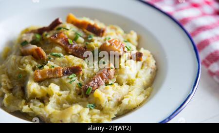 Das Trinxat de la Cerdanya ist ein typisch katalanisches Gericht, das aussieht wie eine kleine Tortilla gemischt mit Kohl, Schweinebauch und Kartoffeln. Stockfoto