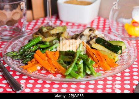 Im Ofen geröstetes Gemüse wie Paprika, Auberginen, Zwiebeln, begleitet von katalanischer Romesco-Sauce. Stockfoto