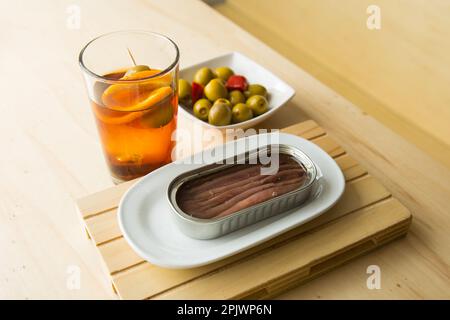 Vermouth ist ein in Kräutern mazerierter Wein, der als Aperitif mit Cockeln, Sardellen, Oliven oder Muscheln eingenommen wird. Stockfoto