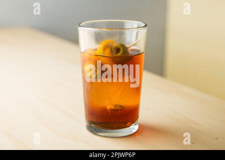 Vermouth ist ein in Kräutern mazerierter Wein, der als Aperitif mit Cockeln, Sardellen, Oliven oder Muscheln eingenommen wird. Stockfoto