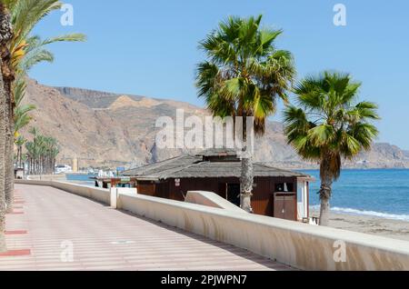 AQUADULCE, SPANIEN - 29. MÄRZ 2023 Promenade entlang der Küste der Costa de Almeria in einer der wichtigsten Touristenstädte in der Provinz Almer Stockfoto