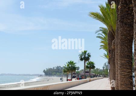 AQUADULCE, SPANIEN - 29. MÄRZ 2023 Promenade entlang der Küste der Costa de Almeria in einer der wichtigsten Touristenstädte in der Provinz Almer Stockfoto