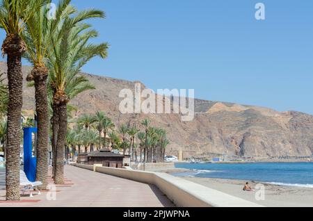 AQUADULCE, SPANIEN - 29. MÄRZ 2023 Promenade entlang der Küste der Costa de Almeria in einer der wichtigsten Touristenstädte in der Provinz Almer Stockfoto
