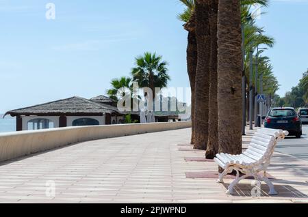 AQUADULCE, SPANIEN - 29. MÄRZ 2023 Promenade entlang der Küste der Costa de Almeria in einer der wichtigsten Touristenstädte in der Provinz Almer Stockfoto