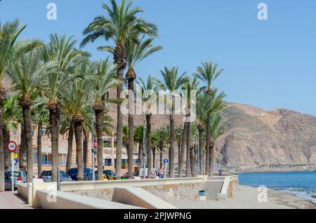AQUADULCE, SPANIEN - 29. MÄRZ 2023 Promenade entlang der Küste der Costa de Almeria in einer der wichtigsten Touristenstädte in der Provinz Almer Stockfoto
