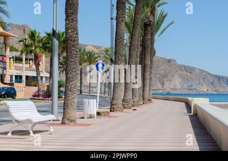 AQUADULCE, SPANIEN - 29. MÄRZ 2023 Promenade entlang der Küste der Costa de Almeria in einer der wichtigsten Touristenstädte in der Provinz Almer Stockfoto