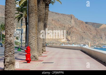 AQUADULCE, SPANIEN - 29. MÄRZ 2023 Promenade entlang der Küste der Costa de Almeria in einer der wichtigsten Touristenstädte in der Provinz Almer Stockfoto