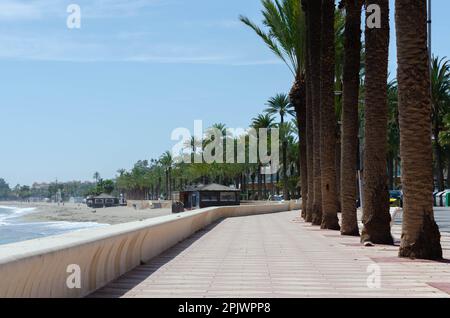 AQUADULCE, SPANIEN - 29. MÄRZ 2023 Promenade entlang der Küste der Costa de Almeria in einer der wichtigsten Touristenstädte in der Provinz Almer Stockfoto