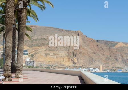 AQUADULCE, SPANIEN - 29. MÄRZ 2023 Promenade entlang der Küste der Costa de Almeria in einer der wichtigsten Touristenstädte in der Provinz Almer Stockfoto