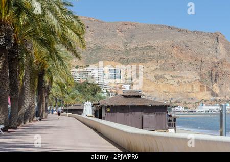 AQUADULCE, SPANIEN - 29. MÄRZ 2023 Promenade entlang der Küste der Costa de Almeria in einer der wichtigsten Touristenstädte in der Provinz Almer Stockfoto