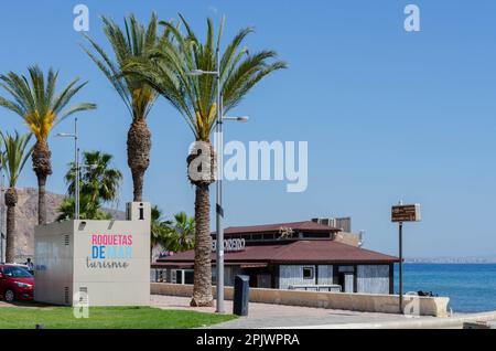 AQUADULCE, SPANIEN - 29. MÄRZ 2023 Promenade entlang der Küste der Costa de Almeria in einer der wichtigsten Touristenstädte in der Provinz Almer Stockfoto