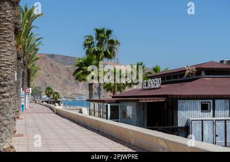 AQUADULCE, SPANIEN - 29. MÄRZ 2023 Promenade entlang der Küste der Costa de Almeria in einer der wichtigsten Touristenstädte in der Provinz Almer Stockfoto