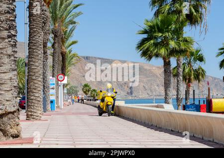 AQUADULCE, SPANIEN - 29. MÄRZ 2023 Promenade entlang der Küste der Costa de Almeria in einer der wichtigsten Touristenstädte in der Provinz Almer Stockfoto