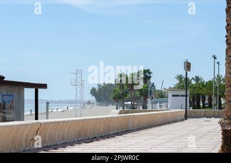 AQUADULCE, SPANIEN - 29. MÄRZ 2023 Promenade entlang der Küste der Costa de Almeria in einer der wichtigsten Touristenstädte in der Provinz Almer Stockfoto