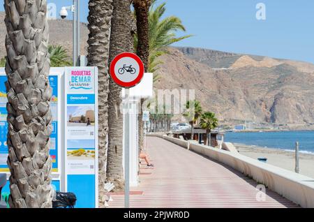 AQUADULCE, SPANIEN - 29. MÄRZ 2023 Promenade entlang der Küste der Costa de Almeria in einer der wichtigsten Touristenstädte in der Provinz Almer Stockfoto