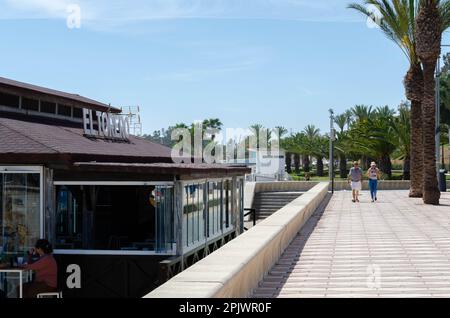 AQUADULCE, SPANIEN - 29. MÄRZ 2023 Promenade entlang der Küste der Costa de Almeria in einer der wichtigsten Touristenstädte in der Provinz Almer Stockfoto