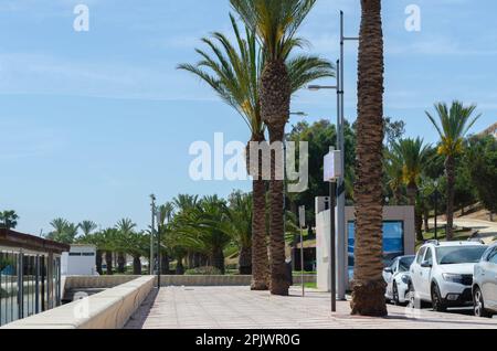 AQUADULCE, SPANIEN - 29. MÄRZ 2023 Promenade entlang der Küste der Costa de Almeria in einer der wichtigsten Touristenstädte in der Provinz Almer Stockfoto