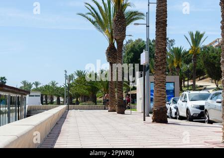 AQUADULCE, SPANIEN - 29. MÄRZ 2023 Promenade entlang der Küste der Costa de Almeria in einer der wichtigsten Touristenstädte in der Provinz Almer Stockfoto
