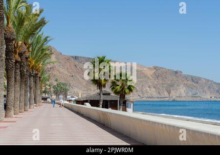 AQUADULCE, SPANIEN - 29. MÄRZ 2023 Promenade entlang der Küste der Costa de Almeria in einer der wichtigsten Touristenstädte in der Provinz Almer Stockfoto