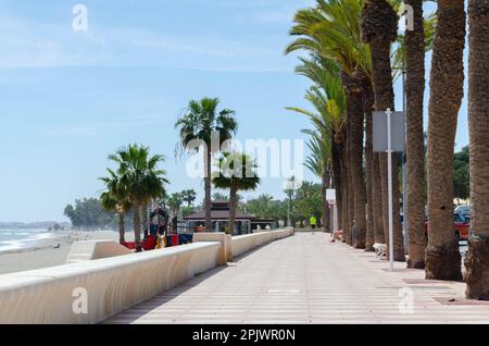 AQUADULCE, SPANIEN - 29. MÄRZ 2023 Promenade entlang der Küste der Costa de Almeria in einer der wichtigsten Touristenstädte in der Provinz Almer Stockfoto