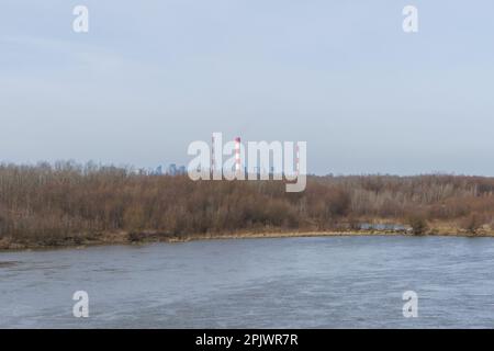 Wolkenkratzer im Zentrum von Warschau als Hintergrund der Schornsteine des Kraftwerks Siekierki Stockfoto