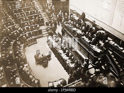 Erster Weltkrieg - EINE SZENE IN DER KAMMER DER ABGEORDNETEN im italienischen Parlament von König Victor. -- Prima guerra mondiale - UNA SCENA ALLA CAMERA DEI DEPUTATI nel Parlamento italiano di Re Vittore. --Erster Weltkrieg - eine Szene in der Abgeordnetenkammer im italienischen Parlament von König Victor. -- Première Guerre mondiale - UNE SCÈNE DANS LA CHAMBRE DES DÉPUTÉS au Parlement italien du roi Victor. - Nein. Stockfoto