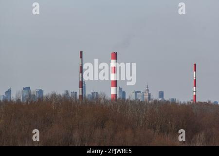 Wolkenkratzer im Zentrum von Warschau als Hintergrund der Schornsteine des Kraftwerks Siekierki Stockfoto