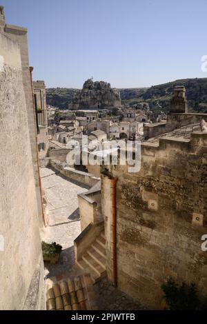 Blick auf Matera. Matera ist eine Stadt, die sich an einem felsigen Felsvorsprung befindet. Die sogenannte Gegend der Sassi (Stones) ist ein Komplex von Höhlenhäusern, die in den Felsen gehauen wurden Stockfoto