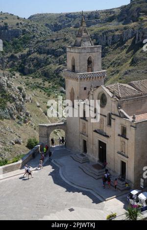 Kirche San Pietro e Paolo mit Blick auf die Schlucht der Stadt Matera. Matera ist eine Stadt, die sich an einem felsigen Felsvorsprung befindet. Das sogenannte Gebiet der Sassi Stockfoto