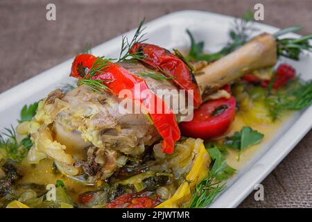 Gesunder und köstlicher Lammeintopf mit frischen Kräutern und Gemüse Stockfoto