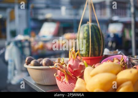 Stall mit einer vielfältigen Auswahl an tropischen Früchten auf einem Straßenmarkt in Bangkok. Stockfoto