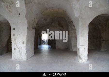 Die Ruinen und Fresken der Felskirche Santo Spirito im Herzen von Matera. Matera ist eine Stadt, die sich an einem felsigen Felsvorsprung befindet. Das sogenannte Gebiet Stockfoto