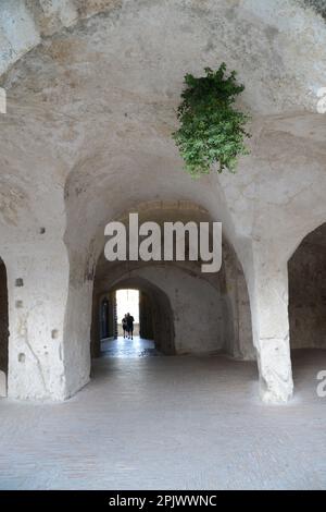 Die Ruinen und Fresken der Felskirche Santo Spirito im Herzen von Matera. Matera ist eine Stadt, die sich an einem felsigen Felsvorsprung befindet. Das sogenannte Gebiet Stockfoto